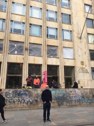 Mike graffiti w View of Bogota